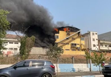 Incêndio de grandes proporções atinge prédio em Aparecida