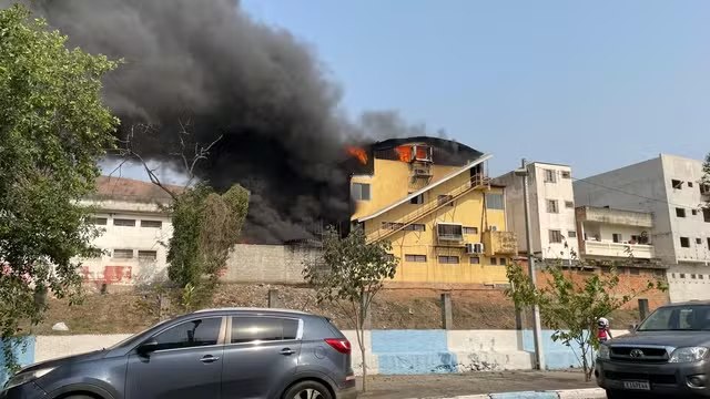 Incêndio de grandes proporções atinge prédio em Aparecida