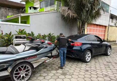 Casal suspeito de receptação é preso com carros de luxo, motos aquáticas e diversas peças de veículos em Ubatuba