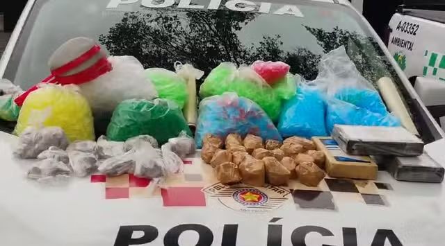 Polícia encontra diversos tonéis com drogas enterrados em trilhas em Ubatuba