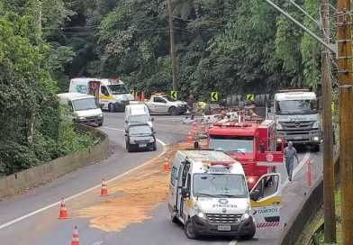 Caminhão tomba na descida da serra da Rodovia dos Tamoios, em Caraguatatuba