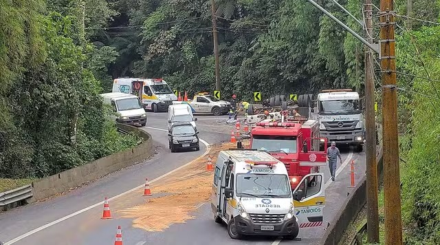 Caminhão tomba na descida da serra da Rodovia dos Tamoios, em Caraguatatuba