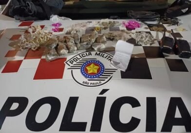 Dupla é presa por tráfico de drogas no bairro Vila Carmem, em Cachoeira Paulista Dupla é presa por tráfico de drogas no bairro Vila Carmem, em Cachoeira Paulista