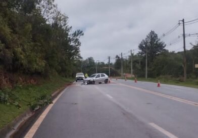 Jovem de 19 anos fica ferido após capotamento em Cunha