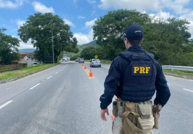Motorista é preso com carro clonado e maconha na Dutra, em Lavrinhas