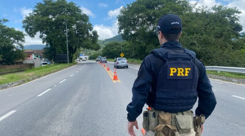 Motorista é preso com carro clonado e maconha na Dutra, em Lavrinhas