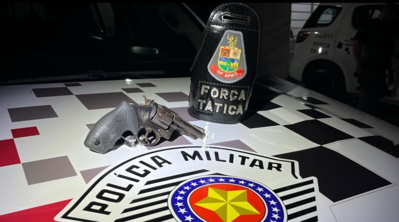 Homem é detido pela Força Tática por porte ilegal de arma na BR-459, em Piquete