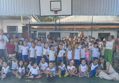 Alunos do Colégio São Francisco de Assis arrecadam recursos do “Cofrinho Missionário” para o Lar das Irmãzinhas