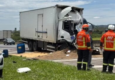 Motorista morre em colisão entre caminhões na Dutra, em Pindamonhangaba