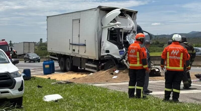 Motorista morre em colisão entre caminhões na Dutra, em Pindamonhangaba
