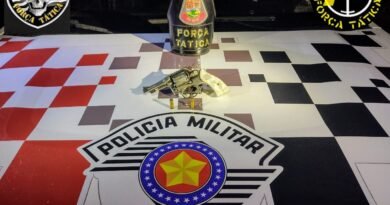 Dupla é detida por posse ilegal de arma de fogo no Jardim América, em Cruzeiro