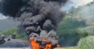 Carreta bitrem é destruída por incêndio na Dutra, em Cruzeiro