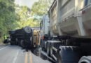 Caminhão tomba e interdita rodovia em Cruzeiro