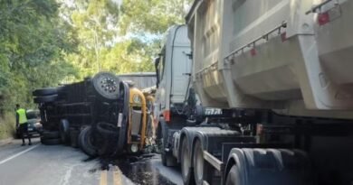 Caminhão tomba e interdita rodovia em Cruzeiro