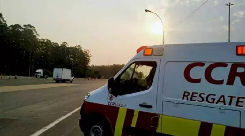 Homem morre após ser atropelado por moto e caminhão na Dutra, em Lorena