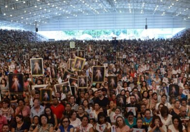 Festa da Misericórdia reúne milhares de fiéis em Cachoeira Paulista Festa da Misericórdia reúne milhares de fiéis em Cachoeira Paulista