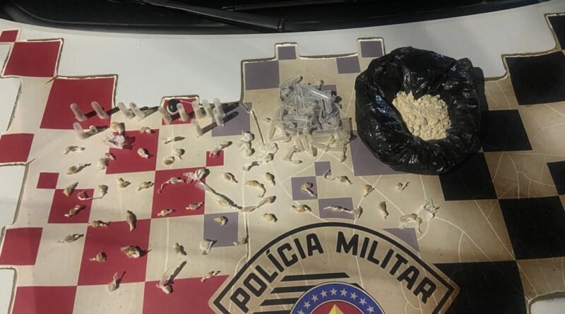 PM apreende drogas e prende dois suspeitos em Bananal
