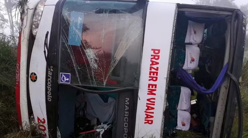 Ônibus capota em rodovia de MG e deixa feridos após retorno de Aparecida