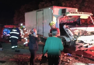 Acidente entre caminhão e carreta mobiliza bombeiros em Passa-Quatro (MG)
