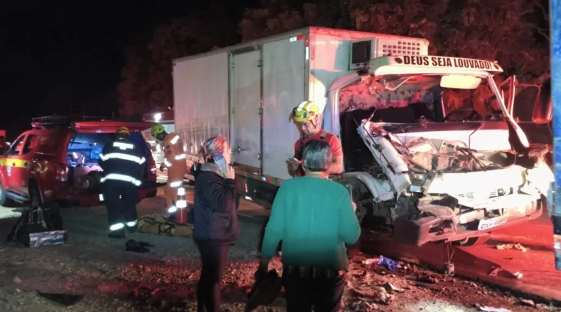 Acidente entre caminhão e carreta mobiliza bombeiros em Passa-Quatro (MG)