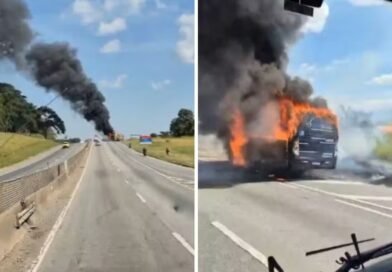 Ônibus com 25 passageiros pega fogo na via Dutra, em Cachoeira Paulista