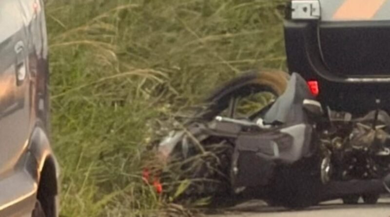 Homem morre e mulher fica ferida em acidente de moto em Guaratinguetá
