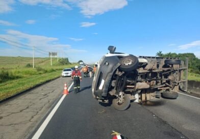 Caminhão tomba na Dutra e causa congestionamento em Canas