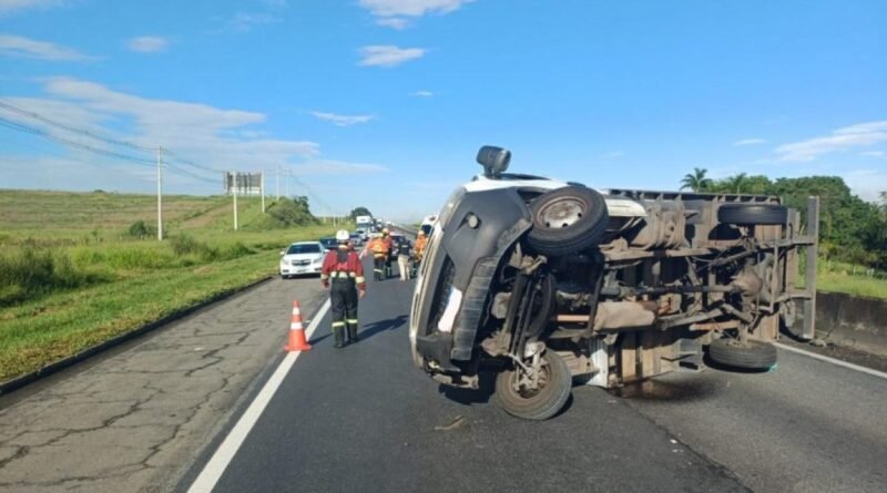 Caminhão tomba na Dutra e causa congestionamento em Canas