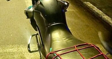 Dois adolescentes são abordados em motocicleta irregular no Centro de Cruzeiro