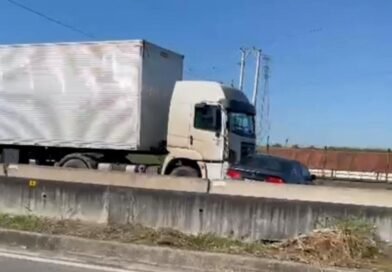 Idosa de 83 anos reza com terço enquanto carro é arrastado por carreta na Via Dutra
