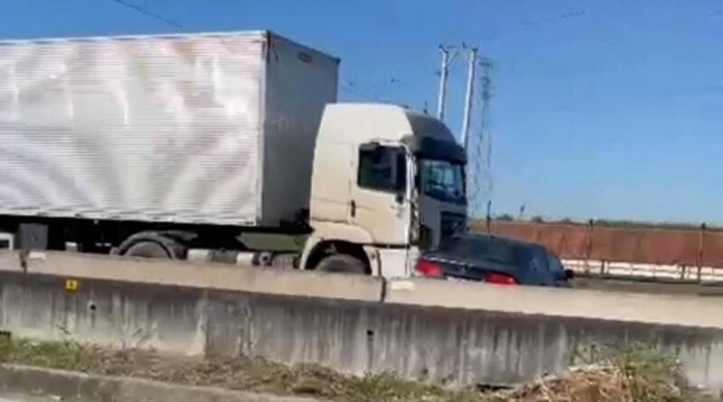 Idosa de 83 anos reza com terço enquanto carro é arrastado por carreta na Via Dutra