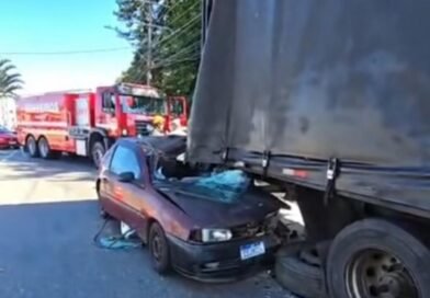 Motorista morre após carro atingir caminhão parado no acostamento em Taubaté Motorista morre após carro atingir caminhão parado no acostamento em Taubaté