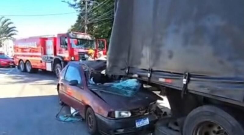 Motorista morre após carro atingir caminhão parado no acostamento em Taubaté Motorista morre após carro atingir caminhão parado no acostamento em Taubaté