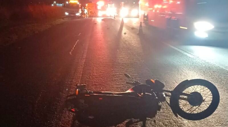 Motociclista morre após acidente com carreta na Via Dutra, em Lorena