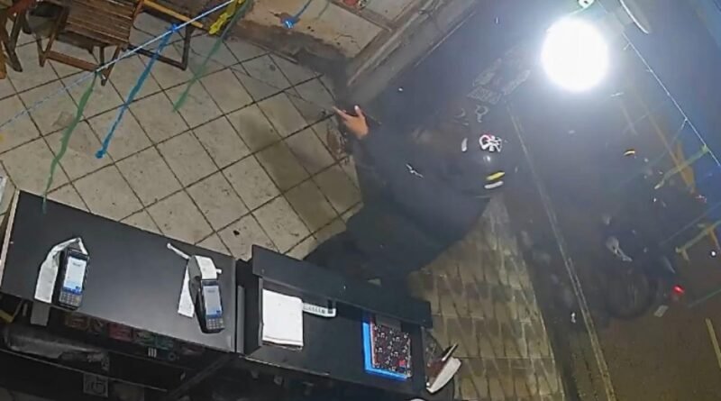 Dois jovens são mortos a tiros dentro de adega em Ubatuba