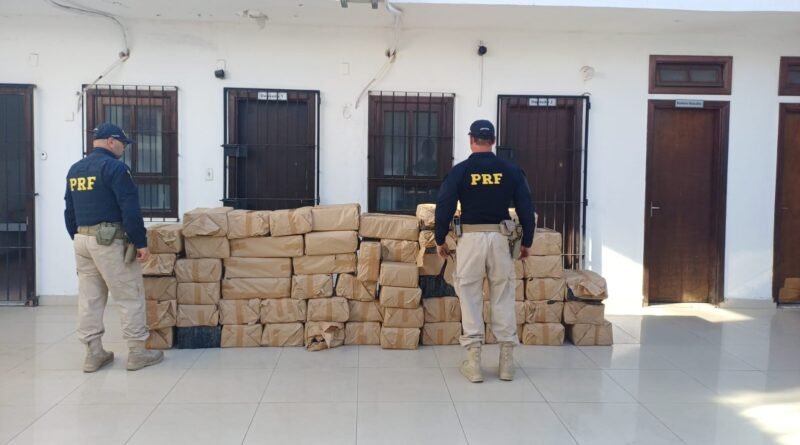 PRF apreende mais de uma tonelada de maconha na Via Dutra, em Queluz