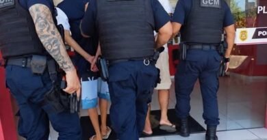 Homem é preso após ameaçar policial de folga com arma em Cruzeiro