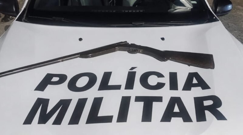 Homem é preso com espingarda após ameaçar vítima em caso de violência doméstica em Silveiras