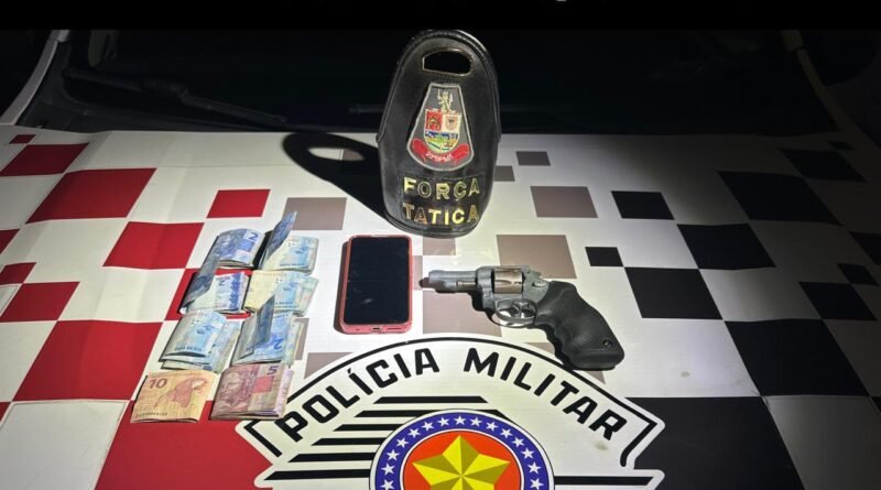 Homem com mandado por roubo é preso com revólver durante abordagem em Cachoeira Paulista