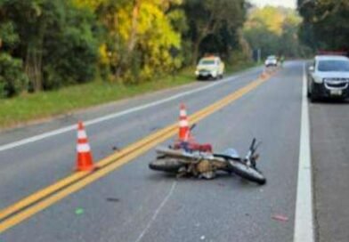 Motociclista morre após acidente com carro e atropelamento em Cunha