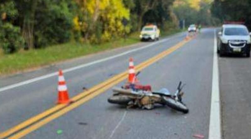 Motociclista morre após acidente com carro e atropelamento em Cunha