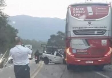 Homem morre e outro fica ferido após colisão entre carro e ônibus na Floriano Rodrigues Pinheiro