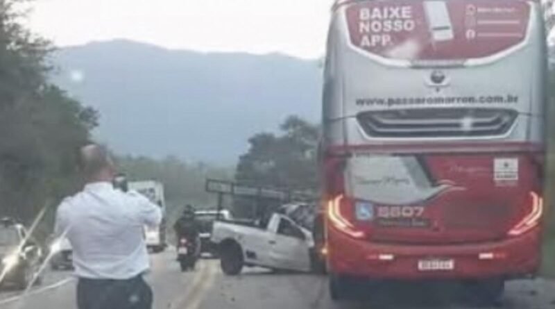 Homem morre e outro fica ferido após colisão entre carro e ônibus na Floriano Rodrigues Pinheiro