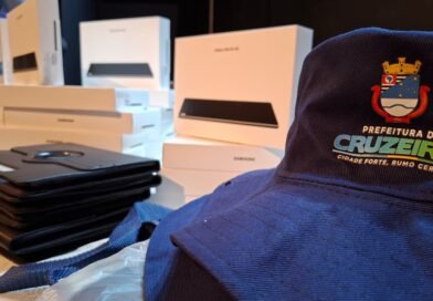 Prefeitura de Cruzeiro entrega tablets e kits de trabalho para agentes da Saúde
