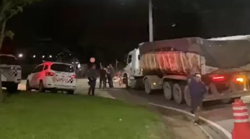 Criança de 11 anos morre após ser atropelada por caminhão em Taubaté