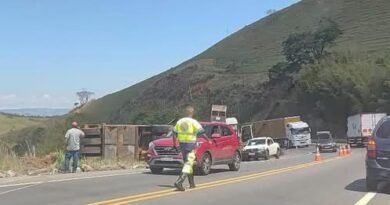Carreta tomba no trecho de serra da SP-52, em Cruzeiro