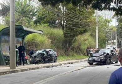 Acidente entre dois carros deixa uma pessoa morta e quatro feridas em São José dos Campos