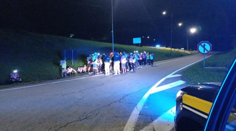 PRF orienta e controla trânsito durante passagem de peregrinos em Caçapava