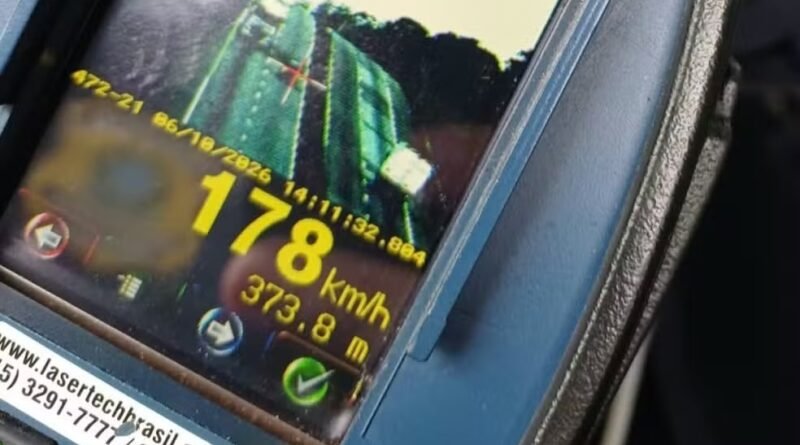 PRF flagra veículos a quase 180 km/h na Dutra, em Aparecida