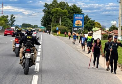 PRF escolta ambulância após resgate de homem preso às ferragens na Via Dutra, em Taubaté